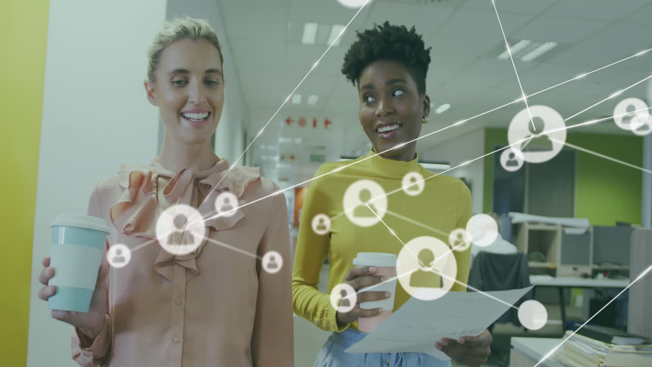 animación de iconos conectados con líneas, diversas compañeras de trabajo discutiendo mientras caminan en la oficina