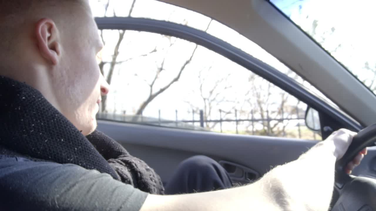 젊은 남자가 주차하고, 그의 자동차에서 그의 longboard을 가지고 멀리 간다