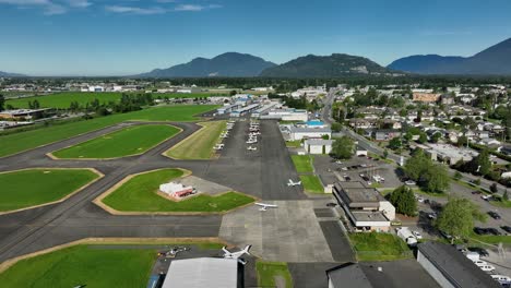 vista aérea sobre el aeropuerto municipal de chilliwack en chilliwack, columbia británica, canadá - retirada de drones