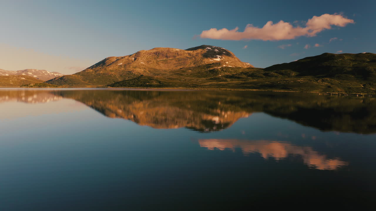 la hermosa luz del amanecer sobre las montañas junto al lago vavatnet en noruega