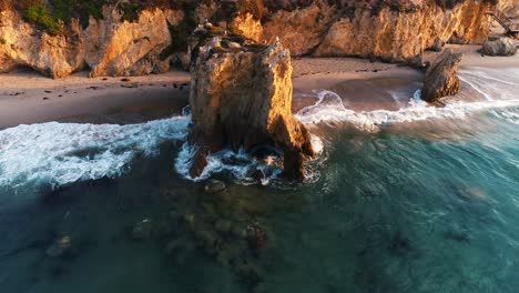 playa aérea de malibu parque estatal el matador las olas de la costa del océano se estrellan contra la orilla