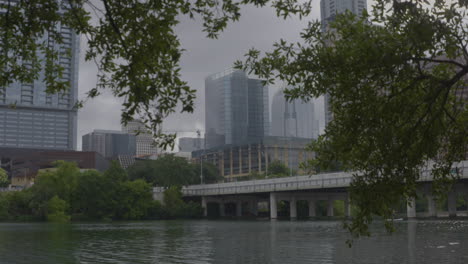 Die-Skyline-Von-Austin,-Texas,-Schwenkt-Hinunter-Zum-Colorado-River