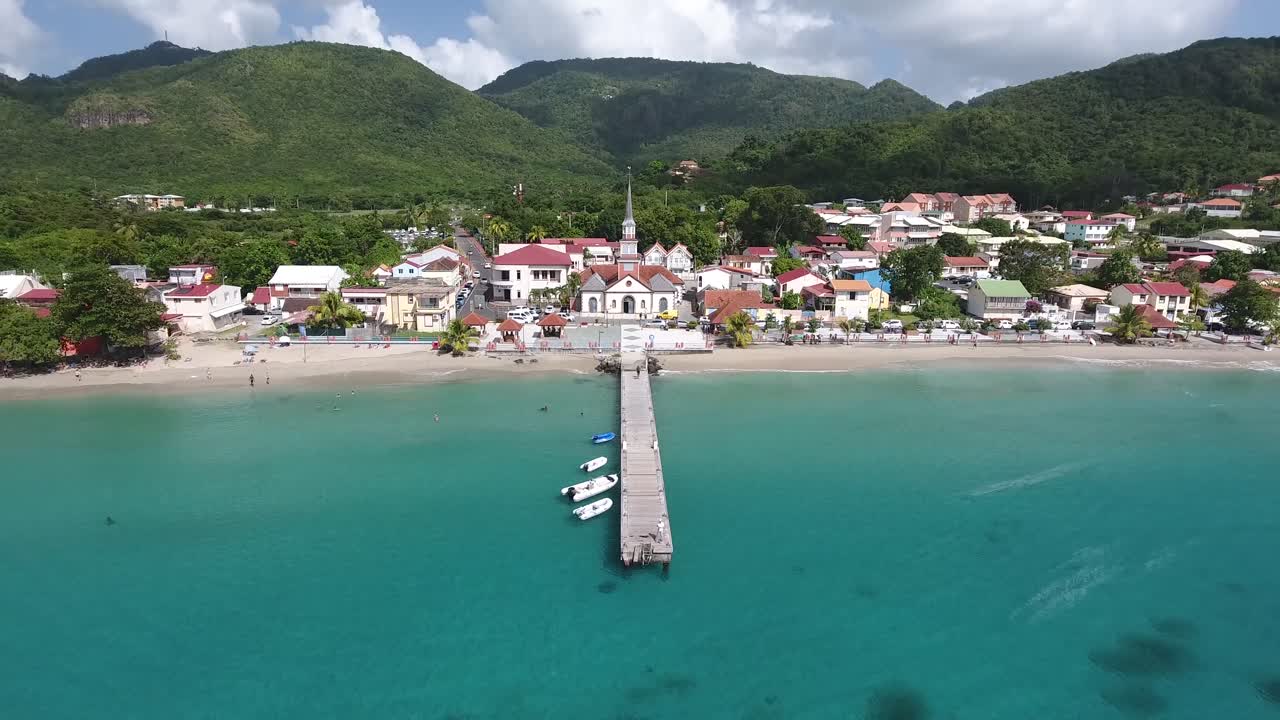 un avión no tripulado disparado sobre el pontón de anse d'arlet. hermosa playa en martinica