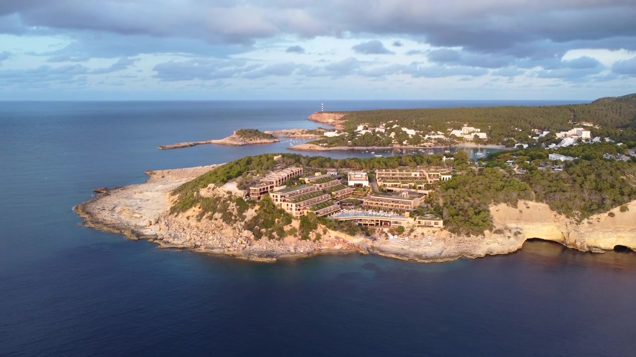Hotel Six Senses w Zatoce Xarraca na północnej Ibizie, Portinatx, Hiszpania. Ujęcie lotnicze.