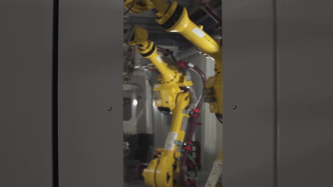 Preparazione della macchina industriale per il funzionamento, e breve sguardo ai robot, ambiente scuro, 30fps, 4k