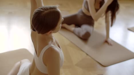 mujer practicando yoga en un estudio