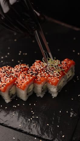 rollos de sushi de salmón