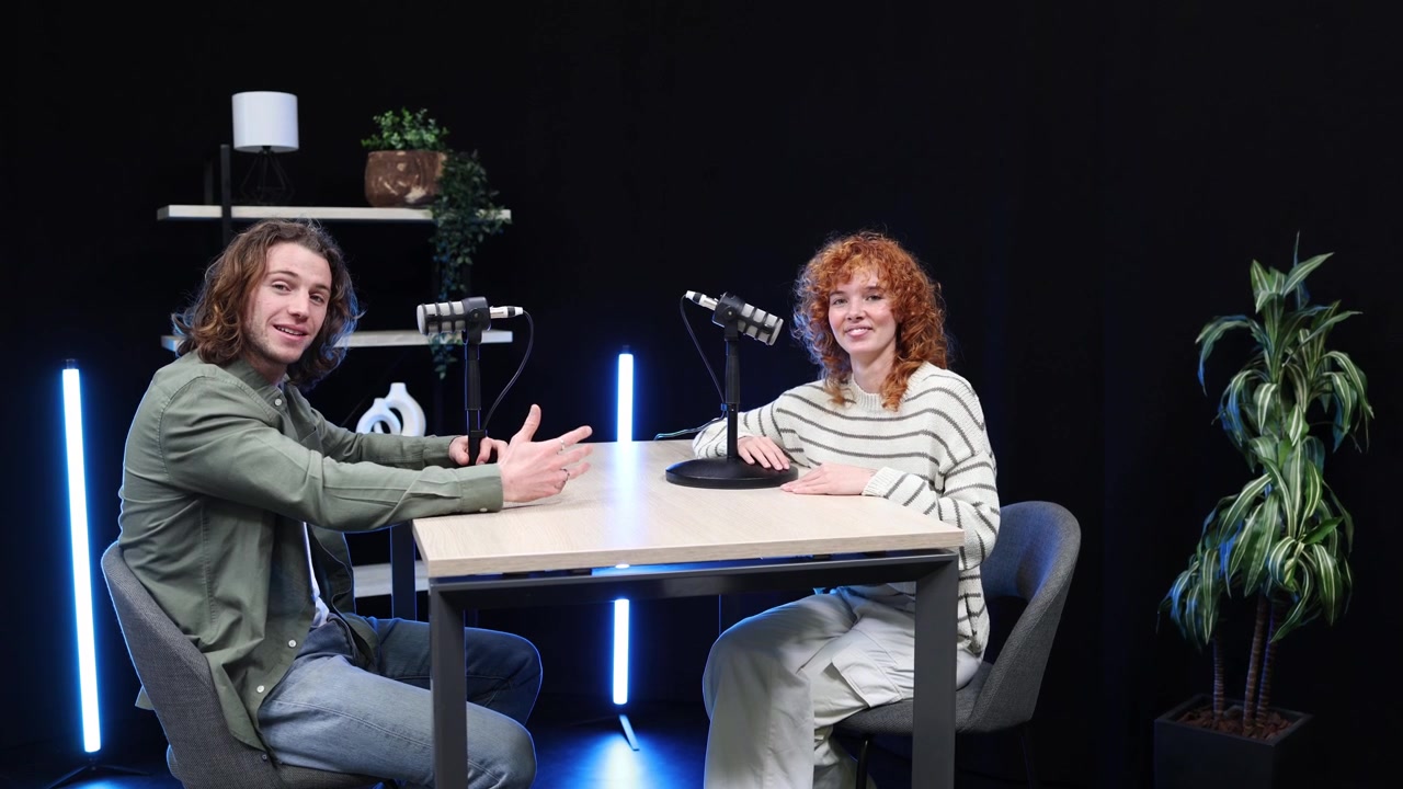 Giovani uomo e donna che registrano un podcast in uno studio moderno