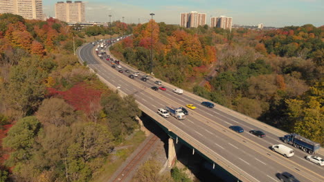 Color-De-Otoño-Sobre-Don-Valley-Parkway-Toronto-Ontario-Canadá