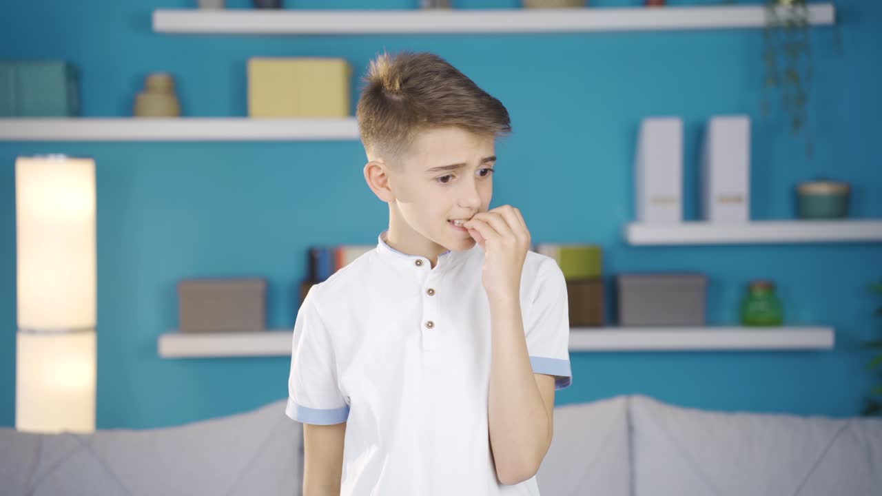 un niño mordiéndose las uñas.