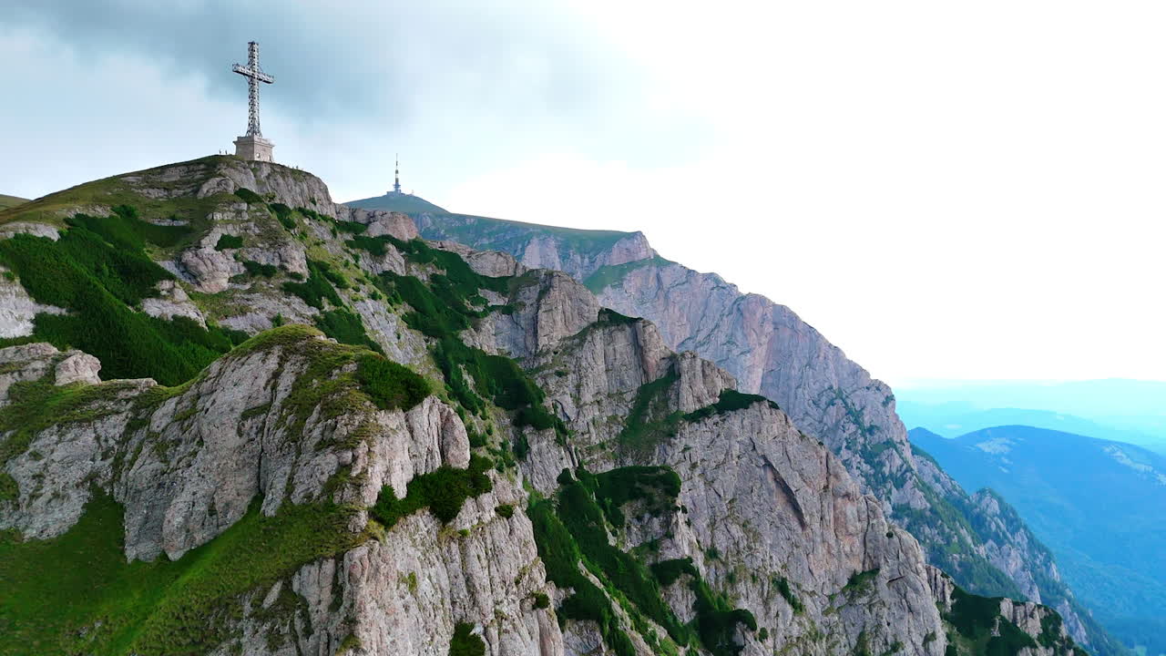 Monumento a croce sul crinale montuoso dei monti Bucegi. Vista del monumento a croce su un crinale roccioso dei monti Bucegi in Romania
