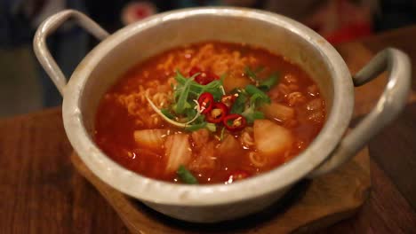 cocinar y servir fideos coreanos picantes de ramyeon
