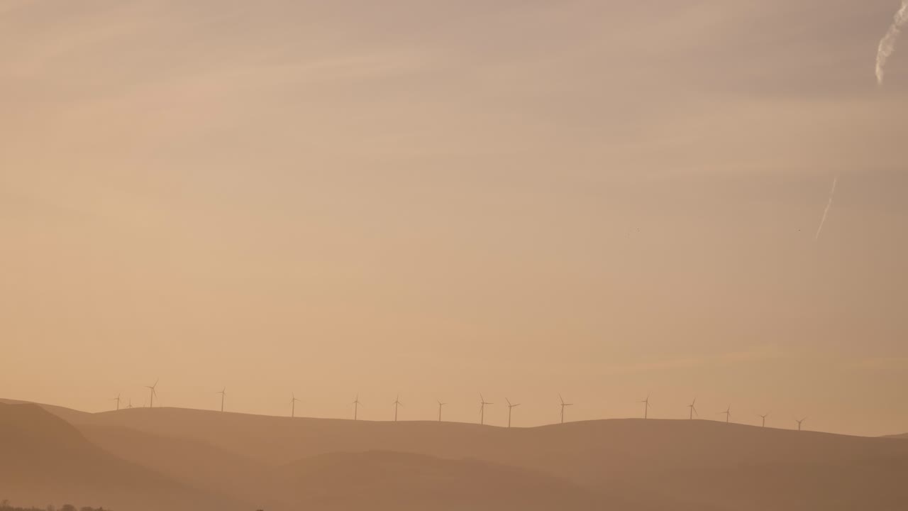 amanecer dorado sobre turbinas eólicas en una zona rural de escocia en invierno en perth shire, reino unido