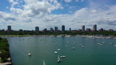 Aerial-view-panning-over-sailboats-at-the-McKinley-Marina-in-sunny-Milwaukee,-USA