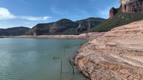 Decreasing-water-level-in-lake-of-Spain-during-heavy-heat-waves,-aerial-view