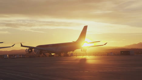 avión en el aeropuerto al atardecer
