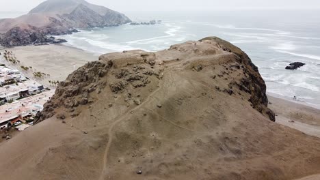 toma de adelantamiento de turistas caminando sobre un acantilado de gran altura, asombrosa vista al mar, perú