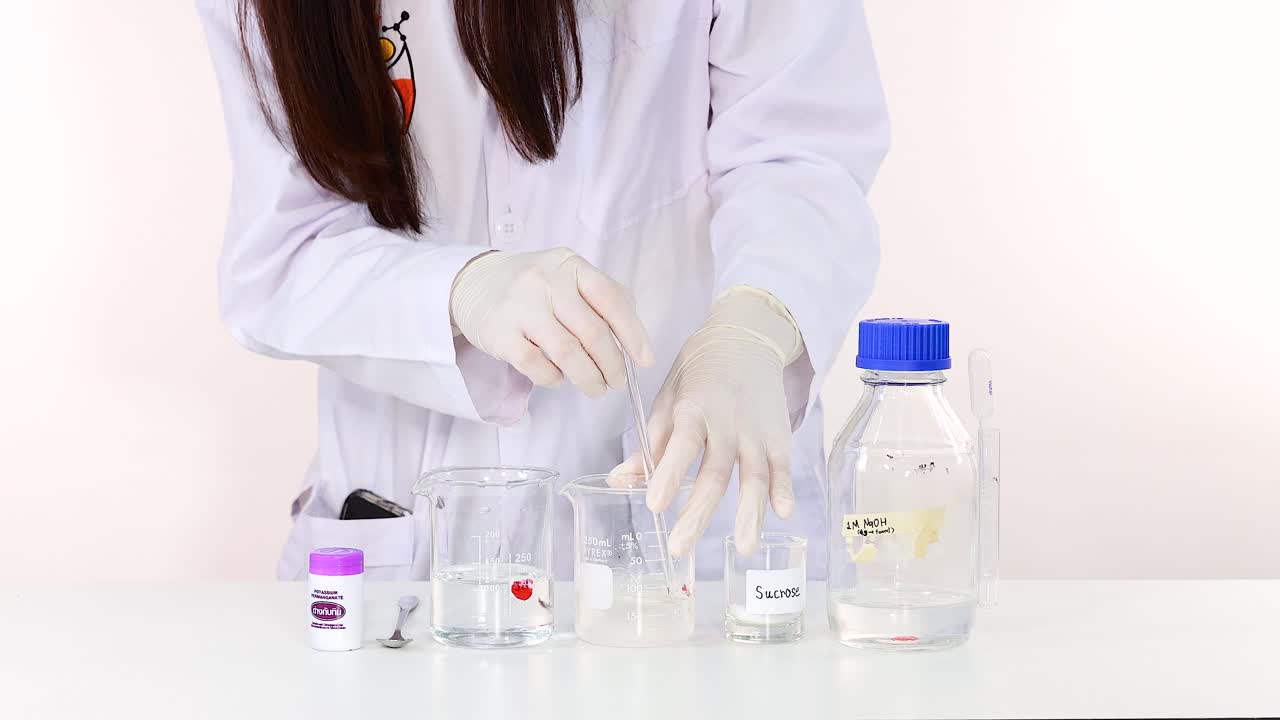 científico que agita sustancias en un experimento de laboratorio