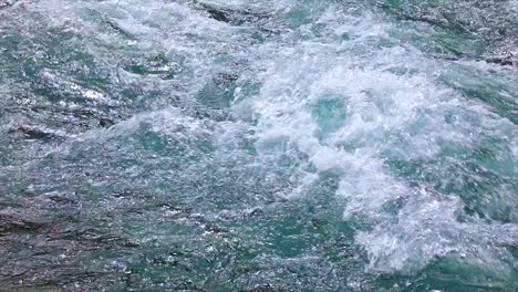 Agua-Del-Río-De-Montaña-Con-Primer-Plano-En-Cámara-Lenta