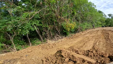 Pov-Beim-Bedienen-Eines-Kompaktladers,-Um-überschüssigen-Schmutz-An-Der-Baumgrenze-An-Einem-Landentwicklungsstandort-Zu-Bewegen