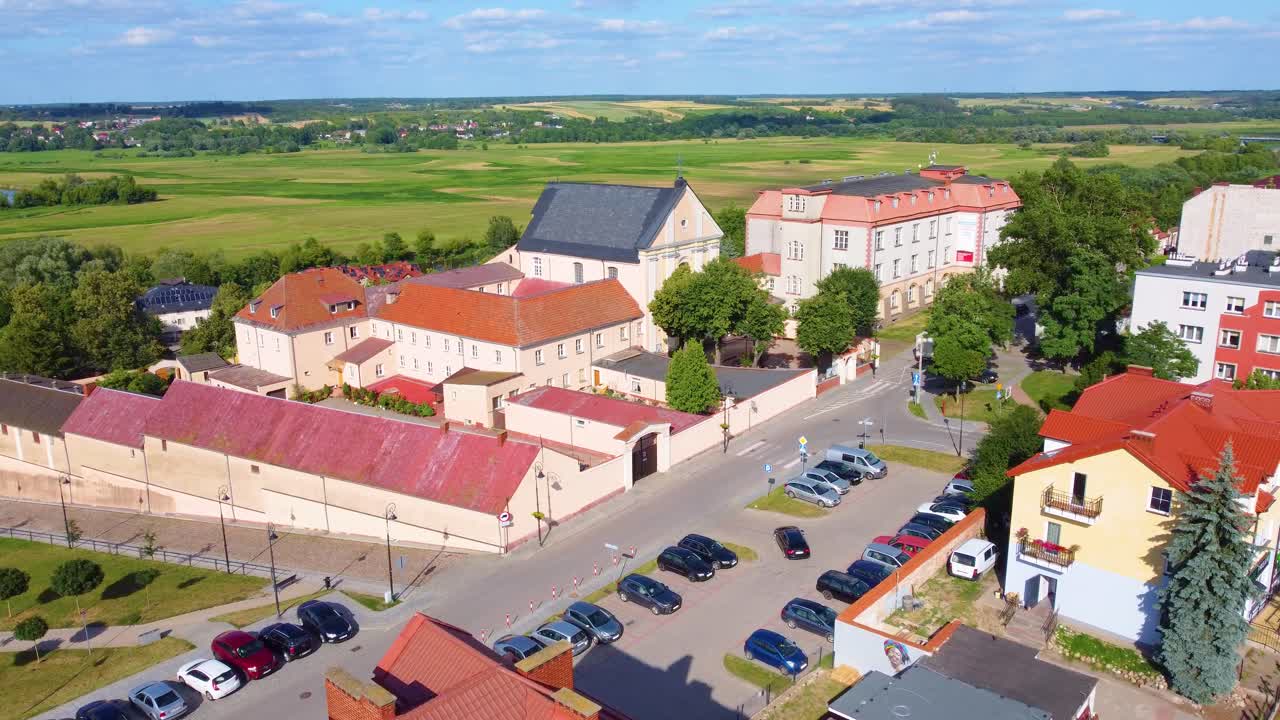 Veduta aerea del paesaggio su una piccola città tradizionale nella Polonia settentrionale, in una giornata di sole.