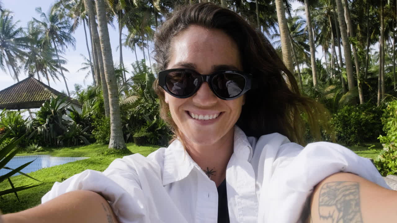 женщина в солнцезащитных очках улыбается