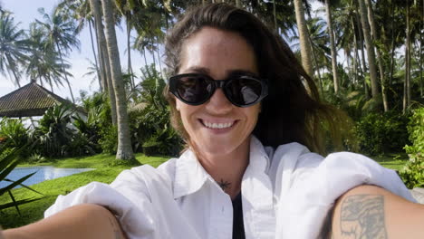 mujer con gafas de sol sonriente