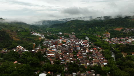 vista aérea sobre el pueblo de san rafael, un día nublado en antioquia, colombia