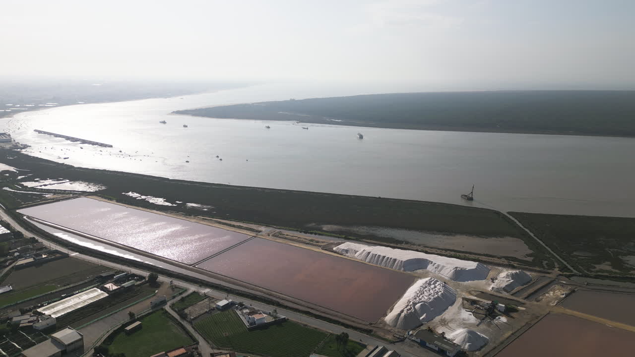 소금 평야 와 강 입구 의 공중 사진