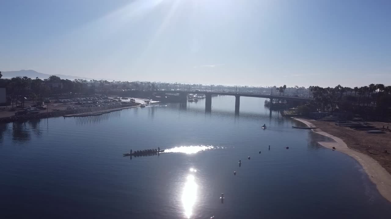 수로를 가로지르는 드래곤 보트 패들, 조감도