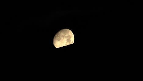 puesta de luna detrás de las montañas por la noche