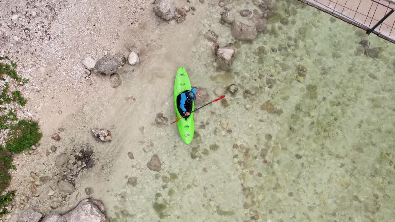Kajakroere på Soca-floden i Bovec-dalen