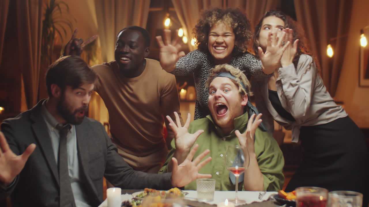 친구 들 이 카메라 에 포즈 를 취하고 있다