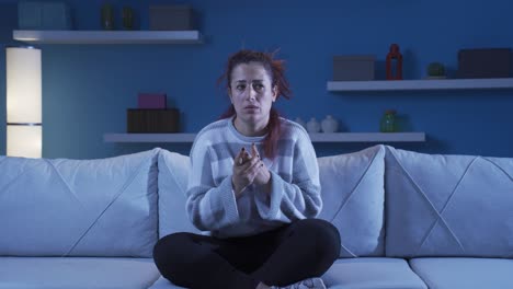 la mujer balanceándose nerviosamente en su asiento.