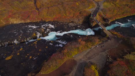 Gente-Admirando-Desde-El-Puente-Bruararfoss-Cascada-Azul-En-La-Temporada-De-Otoño