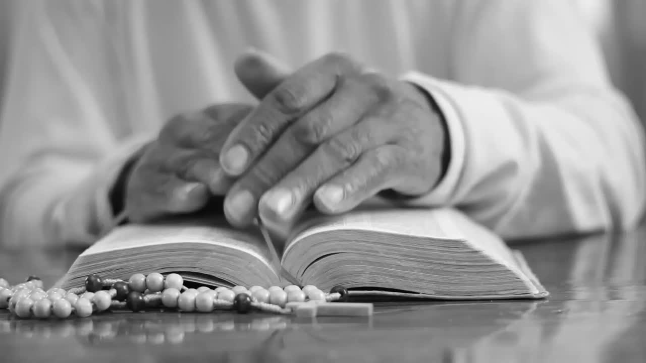 성경 위에 기도하는 손 스톡 비디오 스톡 영상
