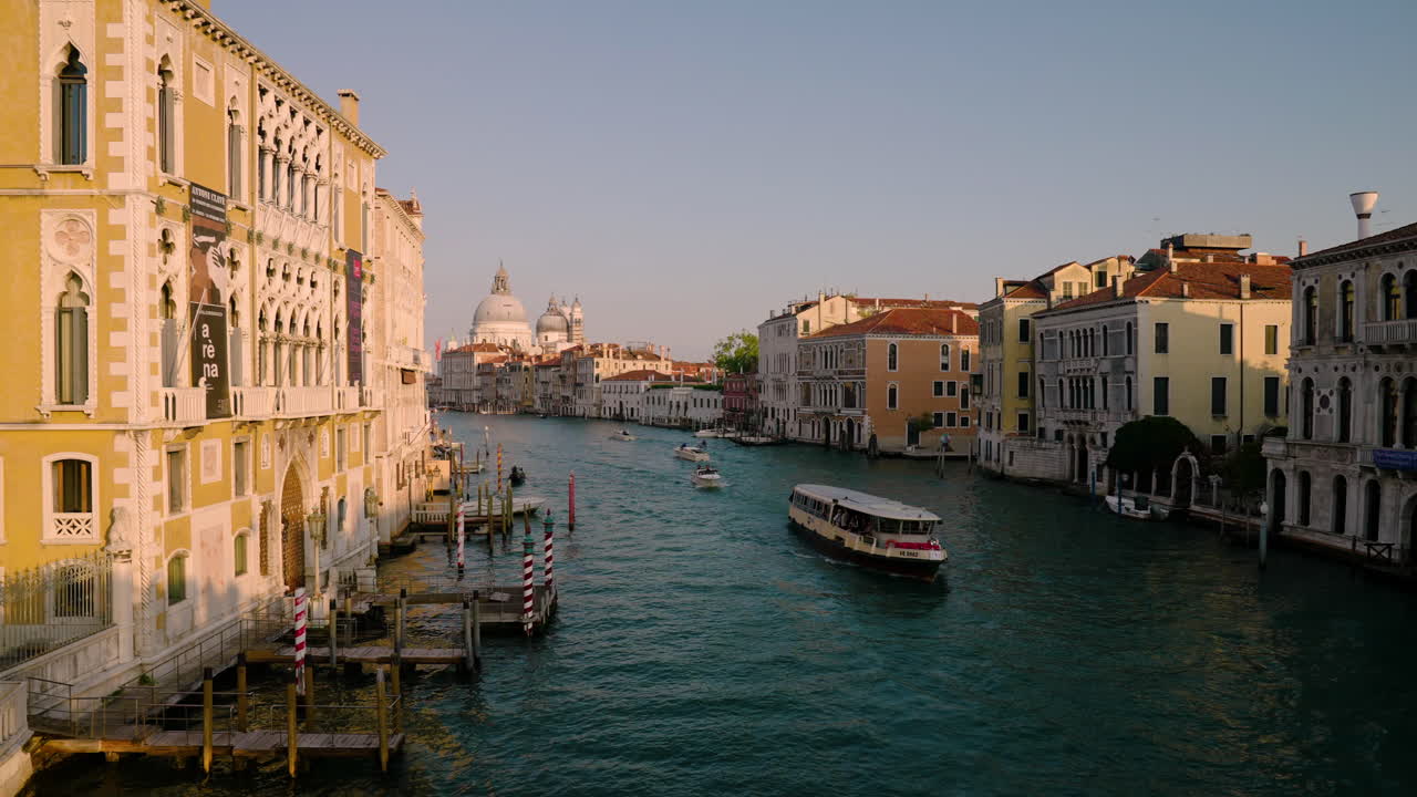 Una vista di un vaporetto che naviga sul Canal Grande vicino al Ponte dell'Accademia a Venezia, Italia