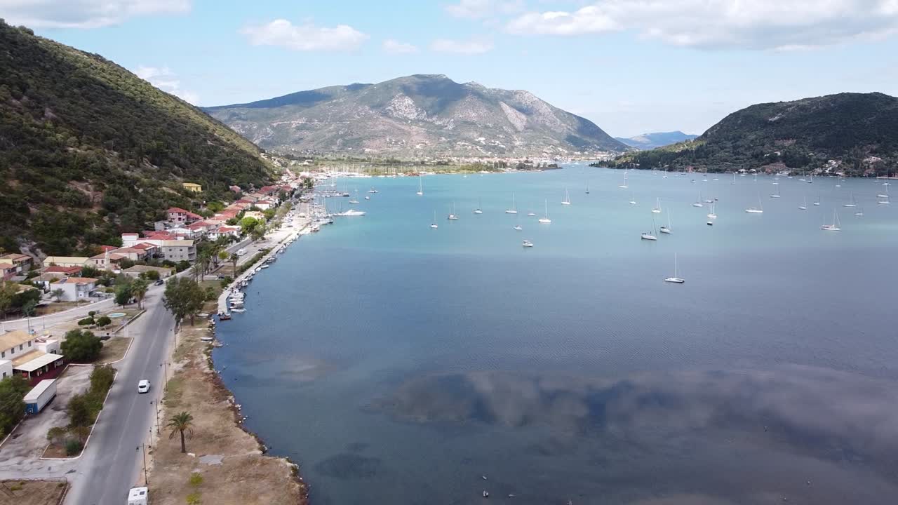 bahía de nidri y carretera costera en lefkada, grecia - avance aéreo
