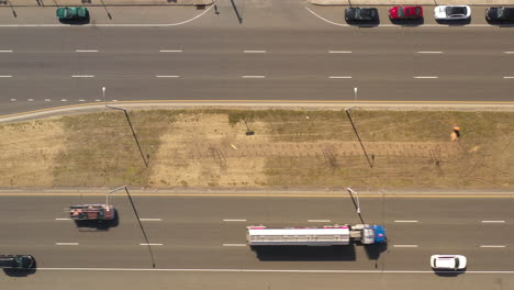 Ein-Blick-Von-Oben-Nach-Unten-Direkt-über-Einen-Autobahnmittelstreifen-An-Einem-Sonnigen-Tag