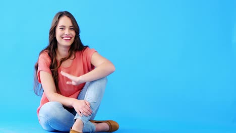 Schöne-Frau-Mit-Der-Hand-Im-Haar