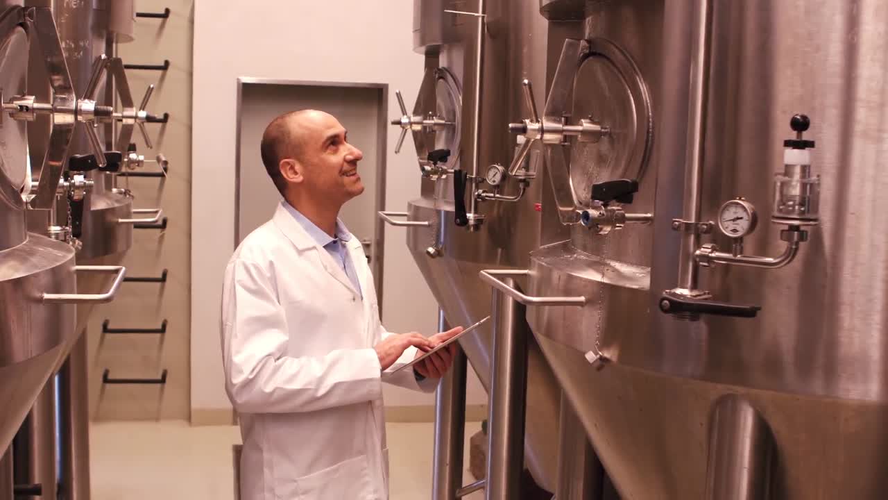 디지털 태블릿에서 기록을 유지하는 맥주 제조업자