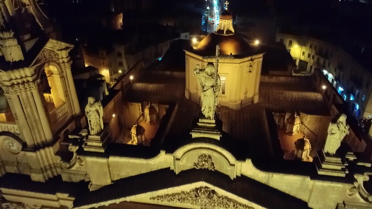 Vista a volo d'uccello dell'architettura di una chiesa cattolica di notte