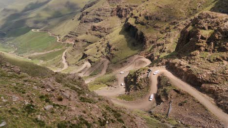 Los-Vehículos-Turísticos-Descienden-Lentamente-Paso-Sani-áspero-Y-Accidentado-En-S-áfrica