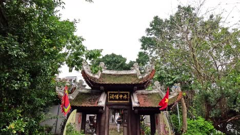 la entrada del templo rodeada de exuberante vegetación