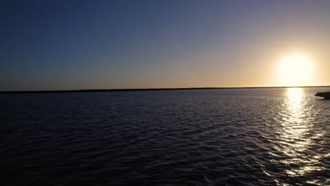 Drohnen-LKWs-Direkt-über-Silhouettierten-Schleppern-Während-Des-Sonnenuntergangs-Am-Mavericks-Beach,-In-Half-Moon-Bay,-Kalifornien