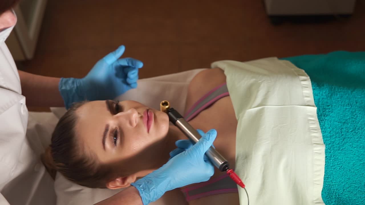 mujer que se somete a un tratamiento facial