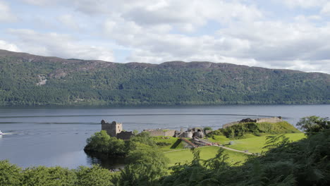 Zeitraffer-Einer-Burgruine-In-Schottland-Inverness-An-Der-Küste-Von-Loch-Lomond