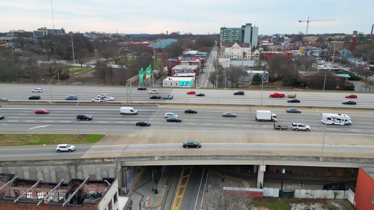 vista aérea del movimiento de tráfico en la ciudad de atlanta, tráfico de autopistas, georgia, ee.uu.