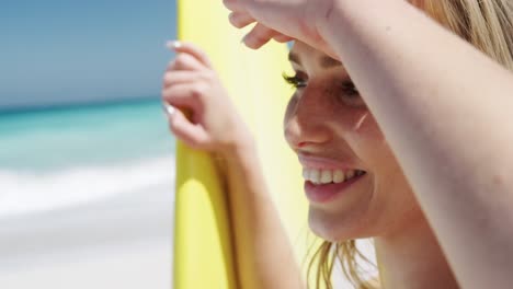 Mujer-Mirando-Hacia-Otro-Lado-En-La-Playa