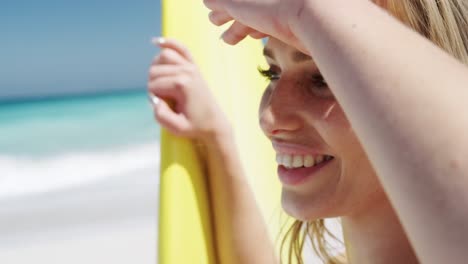 mujer mirando lejos en la playa